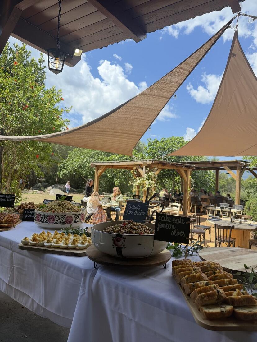 Le buffet dressé sous la terrasse