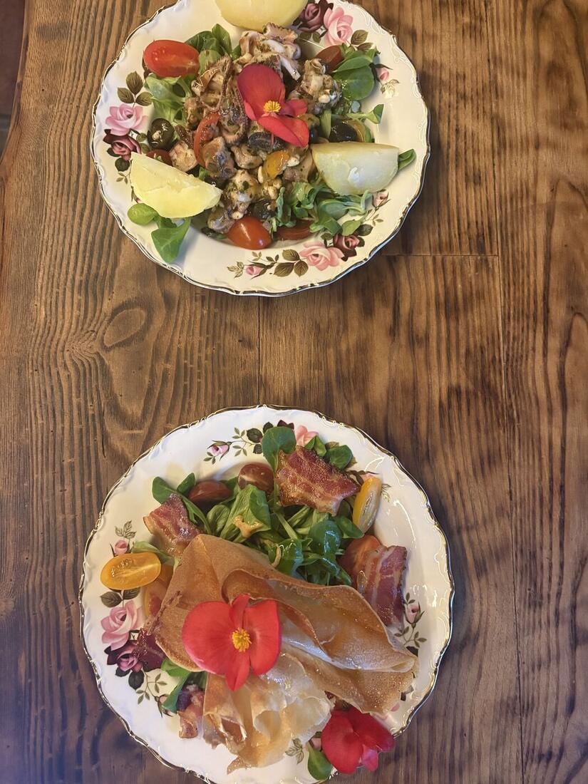 Salade de poulpe et salade de chèvre chaud